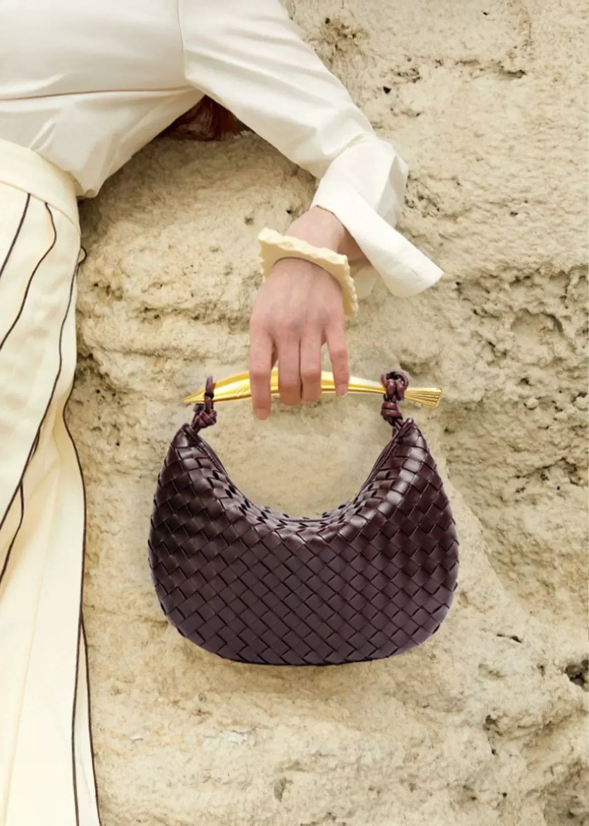 Alejandra | Bolso trenzado con asa dorada