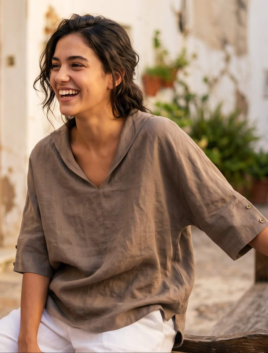 Clienta con una prenda de Ángela Real