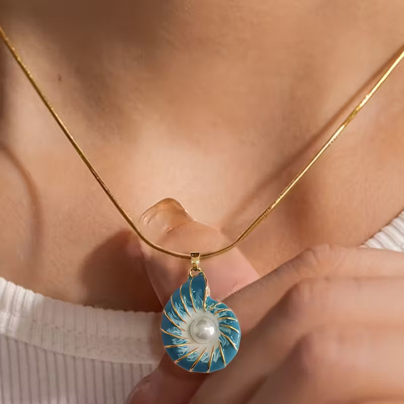 Marta | Collar con colgante de perla de concha