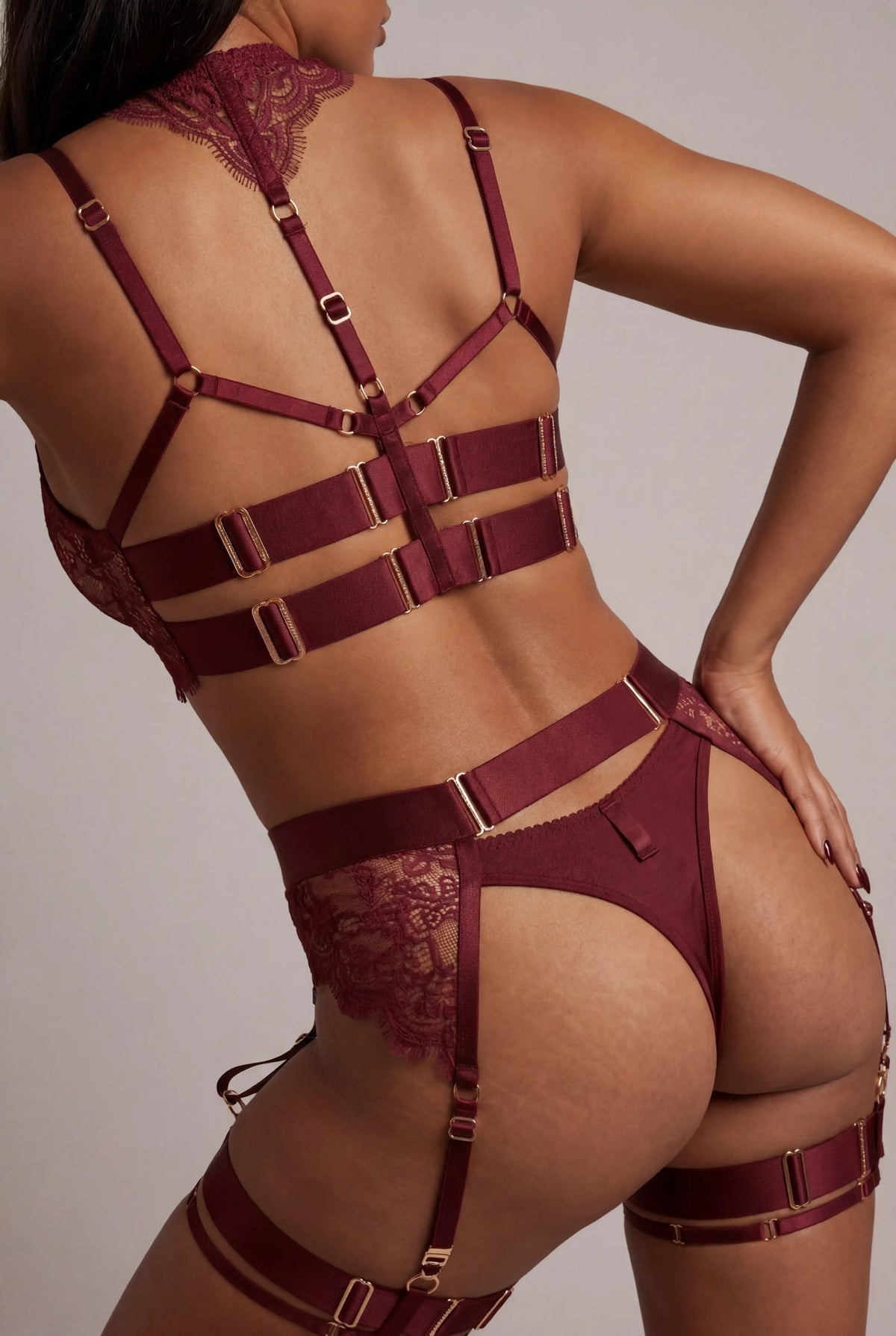 Claudia | Conjunto de Cuatro Piezas de Encaje con Espalda de Tiras en Burdeos