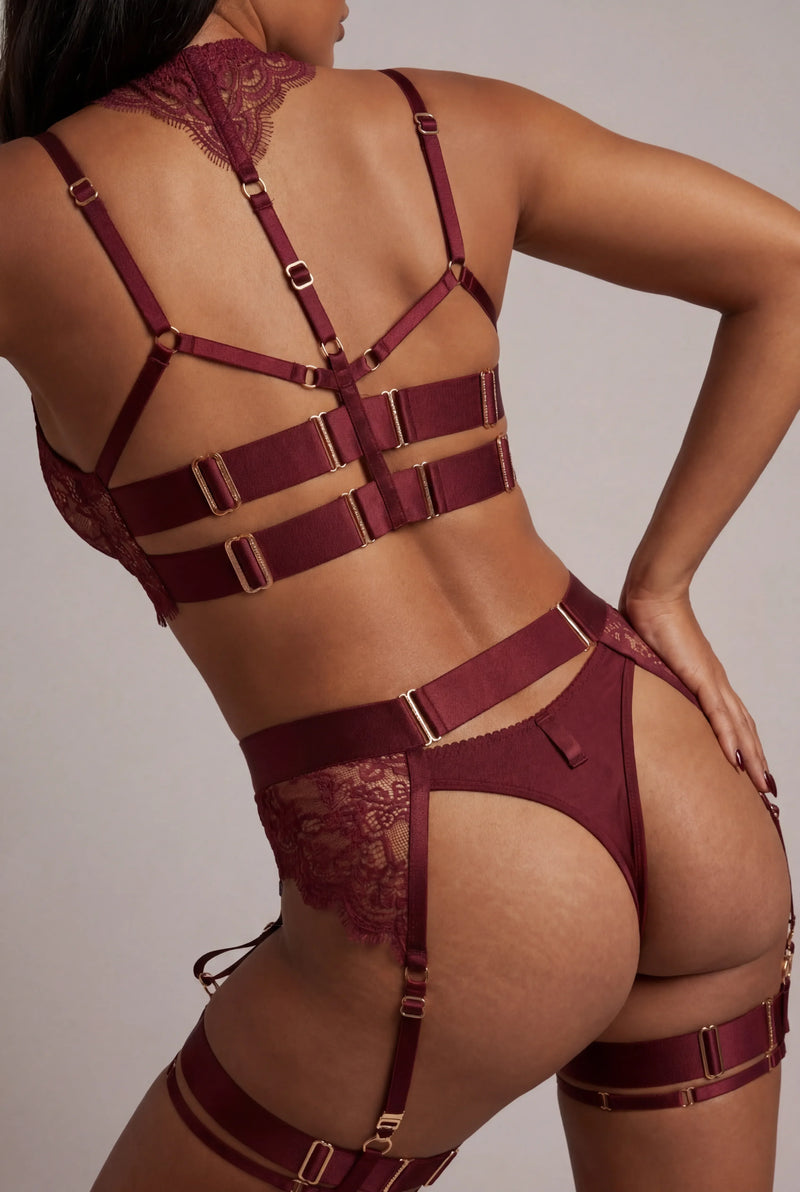 Claudia | Conjunto de Cuatro Piezas de Encaje con Espalda de Tiras en Burdeos