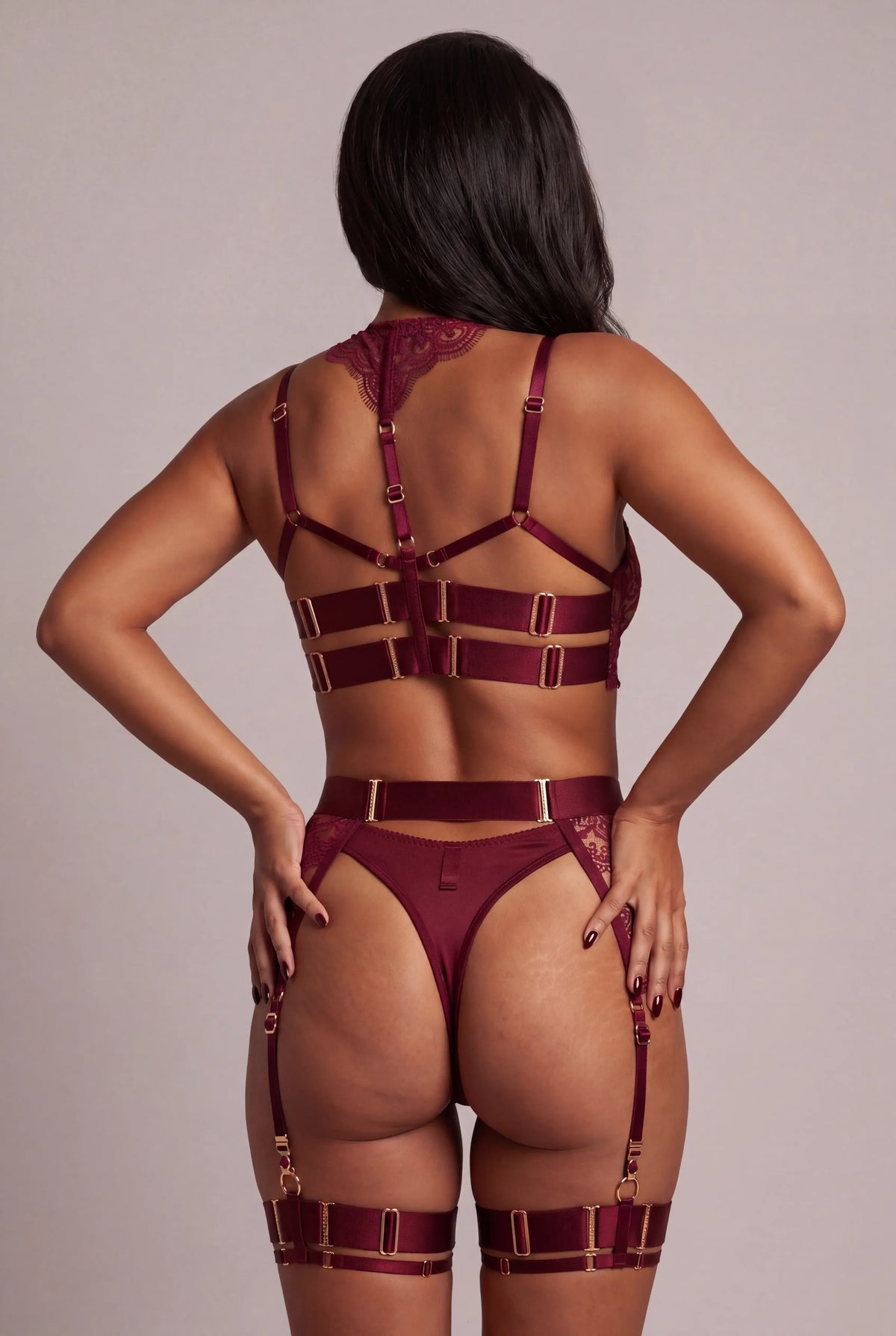 Claudia | Conjunto de Cuatro Piezas de Encaje con Espalda de Tiras en Burdeos