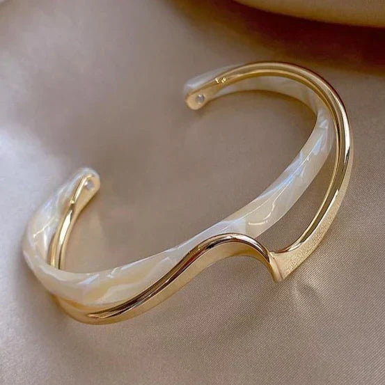 Sagrario | Pulsera dorada con ópalo blanco